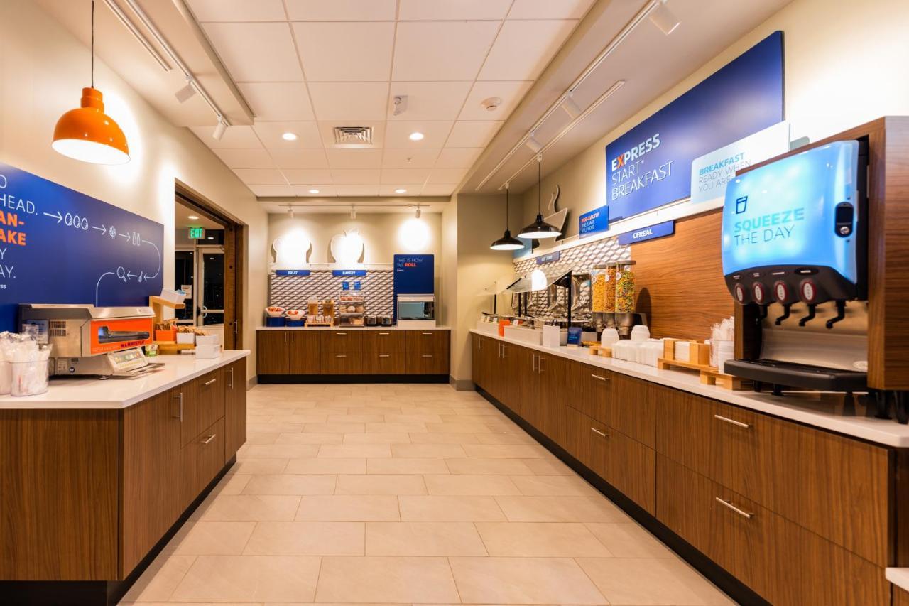 Holiday Inn Express & Suites Charlottesville By Ihg Exterior foto