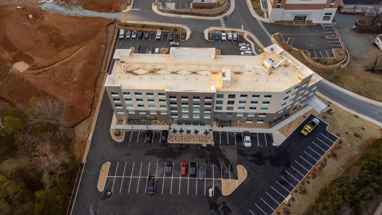 Holiday Inn Express & Suites Charlottesville By Ihg Exterior foto