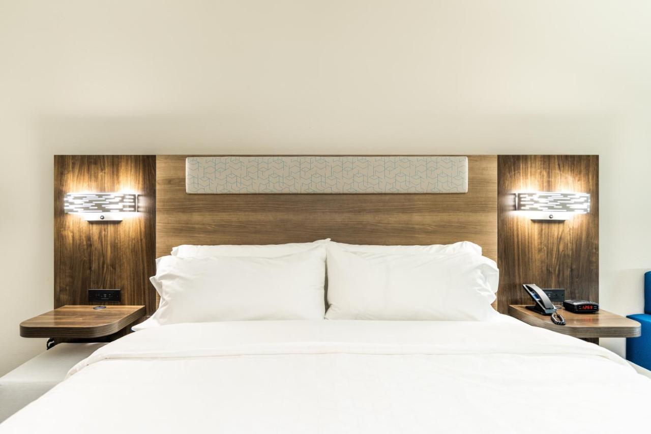 Holiday Inn Express & Suites Charlottesville By Ihg Exterior foto