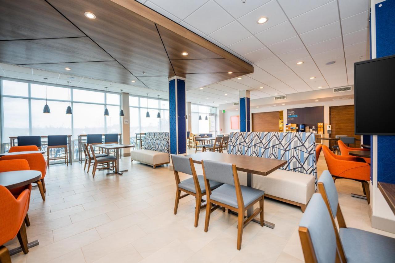 Holiday Inn Express & Suites Charlottesville By Ihg Exterior foto
